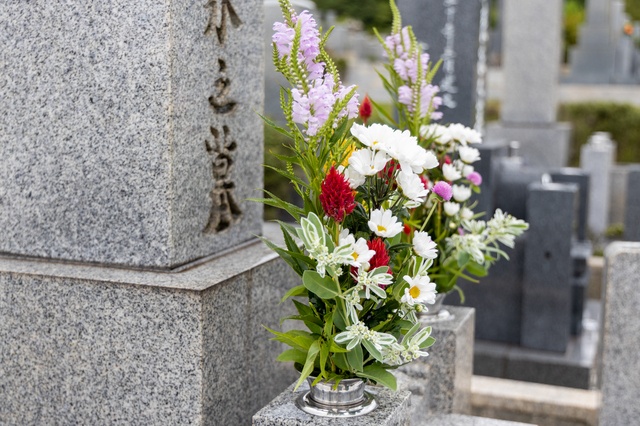 姑が亡くなり、激動の嫁姑戦争は終結。いやでも、姑のお墓はどうなる...!?／かづ（2）