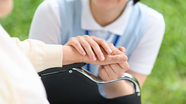 無愛想でトラブルメーカーな舅が介護士さんのおかげで変わった!? 家族で腹を抱えて笑いあった日／かづ（1）
