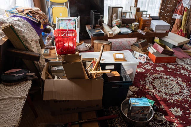 ああ情けない...亡き母の部屋を土足で踏み荒らし、遺品を漁る弟／かづ（1）