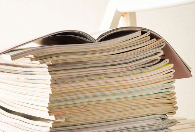 亡くなった舅の部屋に山積みにされたアダルト雑誌。処分に困る遺品にため息しか出ない...／かづ（1）