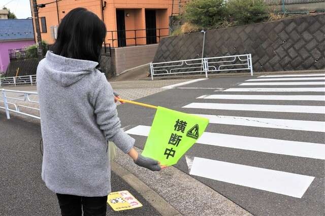 小学校の旗当番を「廃止にしたい」と言い張る保護者たち。身勝手な「事情」に黙っていられず...／かづ（1）