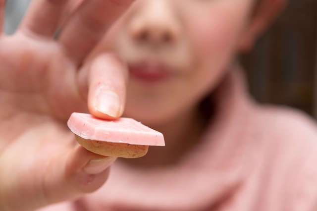 【ママ友のありがた迷惑】勝手にお菓子を配って、お礼がないと「躾がなってない！」とブチ切れ...／かづ（1）
