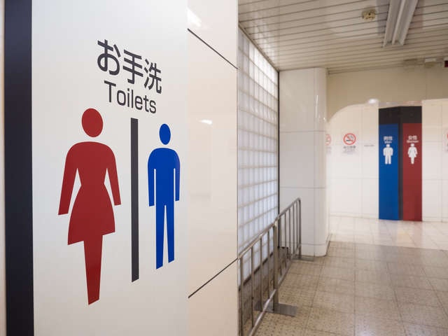 こんな経験って私だけ？ 無駄に焦りを感じてしまう「公衆トイレあるある」／キッチン夫婦（1）