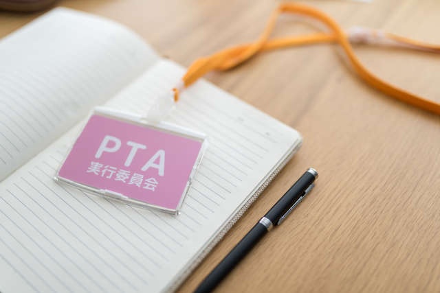 「ここは喫茶店か？」PTA定例会で雑談が止まらない3年役員達。低学年役員は黙りこくり...／かづ（1）