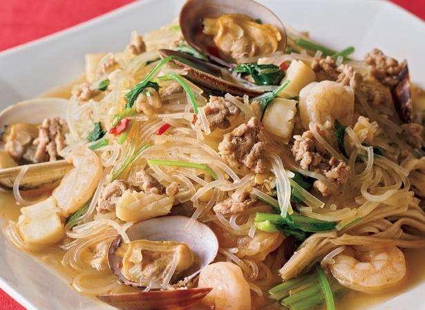 野菜と海鮮の出汁がじんわり染みる。心も体も温まる「海鮮春雨煮込み」のレシピ（2）