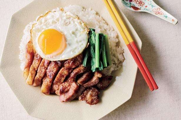 ビールで煮るのが正解！驚くほどお肉が柔らかくなる「焼き豚のっけめし」のレシピ（1）