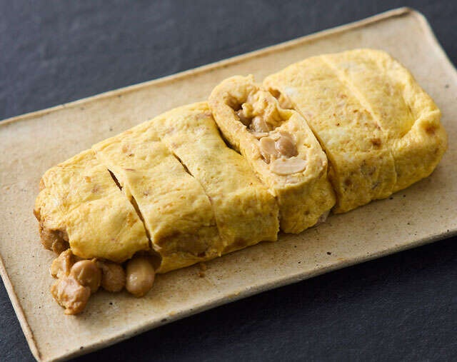 中はとろっと半熟！納豆のうまみをギュッと閉じ込める「卵焼き」のレシピ（1）