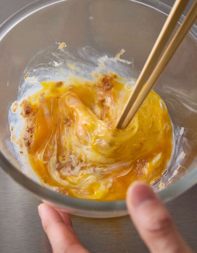 中はとろっと半熟！納豆のうまみをギュッと閉じ込める「卵焼き」のレシピ（4）