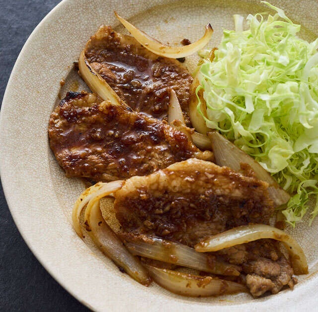 【発酵パワーでやわらか】てんさい糖の優しい甘み。体が喜ぶ「豚の麹しょうが焼き」のレシピ（1）