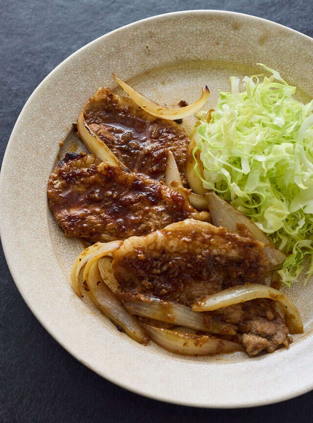 【発酵パワーでやわらか】てんさい糖の優しい甘み。体が喜ぶ「豚の麹しょうが焼き」のレシピ（2）