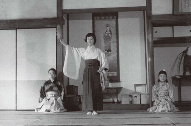 着付けはわずか十分。91歳の呉服店主がたどり着いた、道具に頼らない潔いきもの術（3）