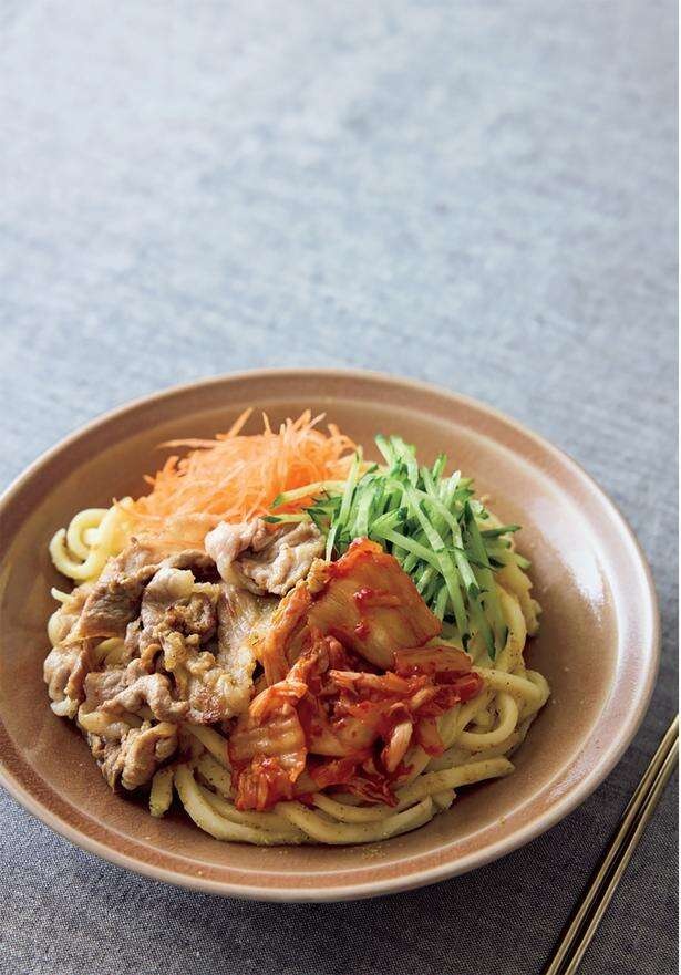 【物価高に負けないレシピ】ピリ辛キムチとごまだれで楽しむ「ビビンうどん」（2）