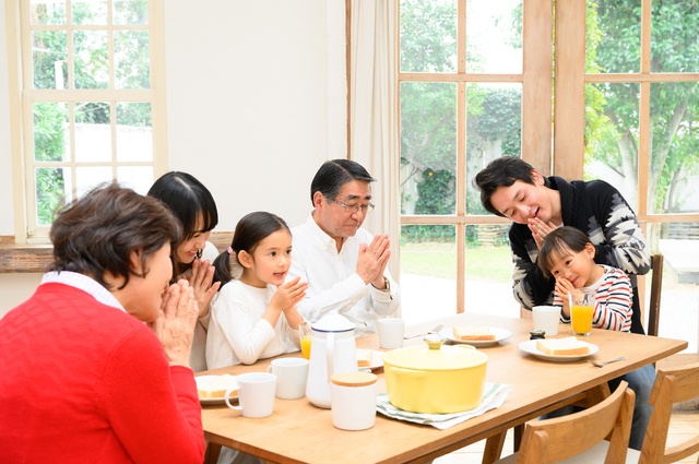 外食先でケーキのフィルムをペロペロ!?「義家族の食事マナー」にあ然。夫に注意すると衝撃の返答が！＜前編＞（2）