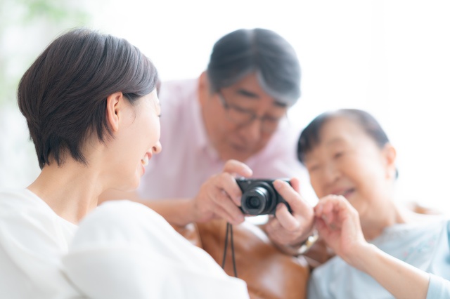 昔からの友人に初孫が！ 友人宅にお祝いに行ったら「お嫁さん」が来ていて、予想外の展開に...⁉（1）