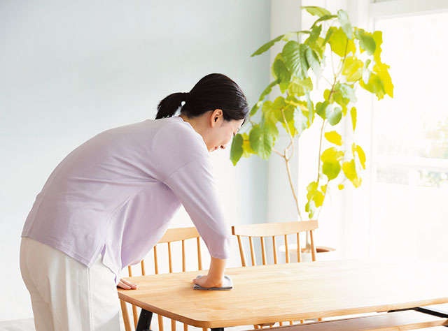 「頬づえ」をついていませんか？「ガチガチ背骨になる5つのNG習慣」【柔道整復師の酒井さんが指南】（3）