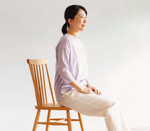 「頬づえ」をついていませんか？「ガチガチ背骨になる5つのNG習慣」【柔道整復師の酒井さんが指南】（4）