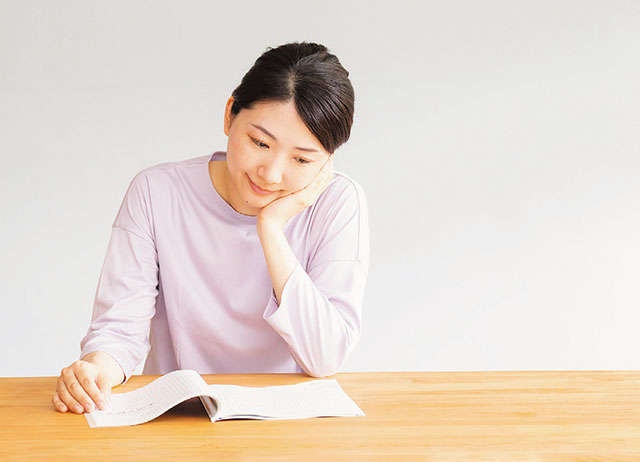 「頬づえ」をついていませんか？「ガチガチ背骨になる5つのNG習慣」【柔道整復師の酒井さんが指南】（5）