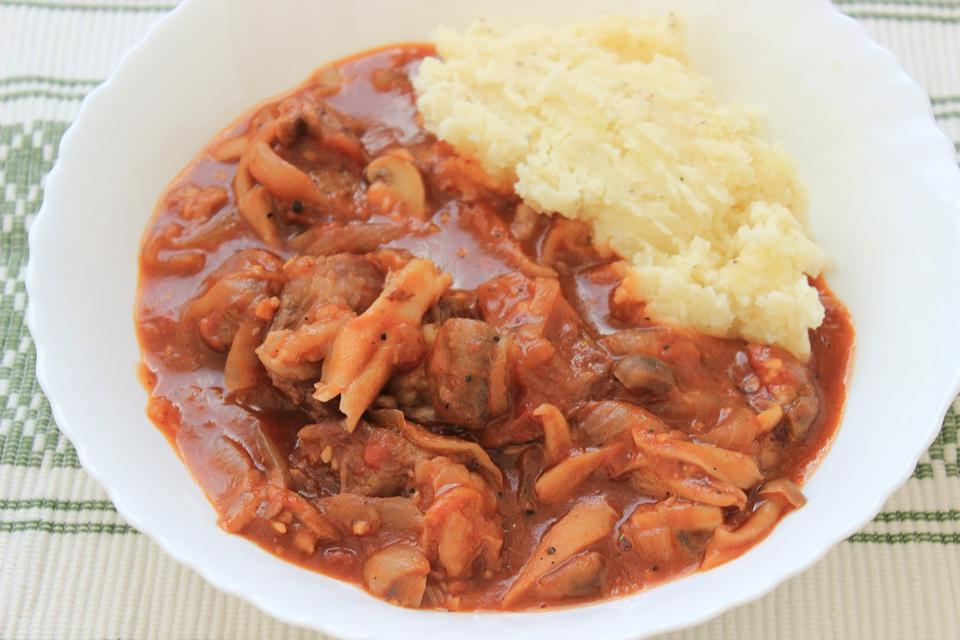 牛肉×赤ワイン×トマトで濃厚な味わい！普段の食事にもイベント時にも食べたい「牛すね肉と3種のきのこの赤ワイン煮込み」